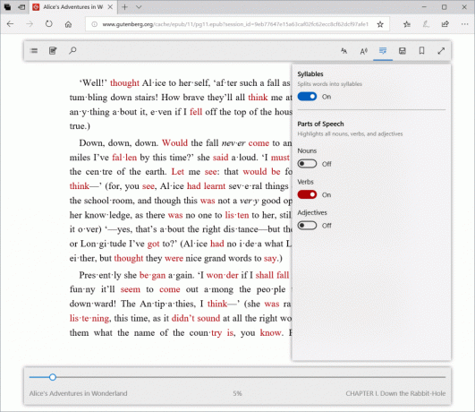 Skärmdump som visar en EPUB-bok i Microsoft Edge. Panelen Grammatikverktyg är öppen med " Dela upp ord i stavelser" och " Markera alla verb" inställd på " På". I den bakgrund en sida från Alice's Adventures in Wonderland visar med ord uppdelade i stavelser och verb markerade i röd.